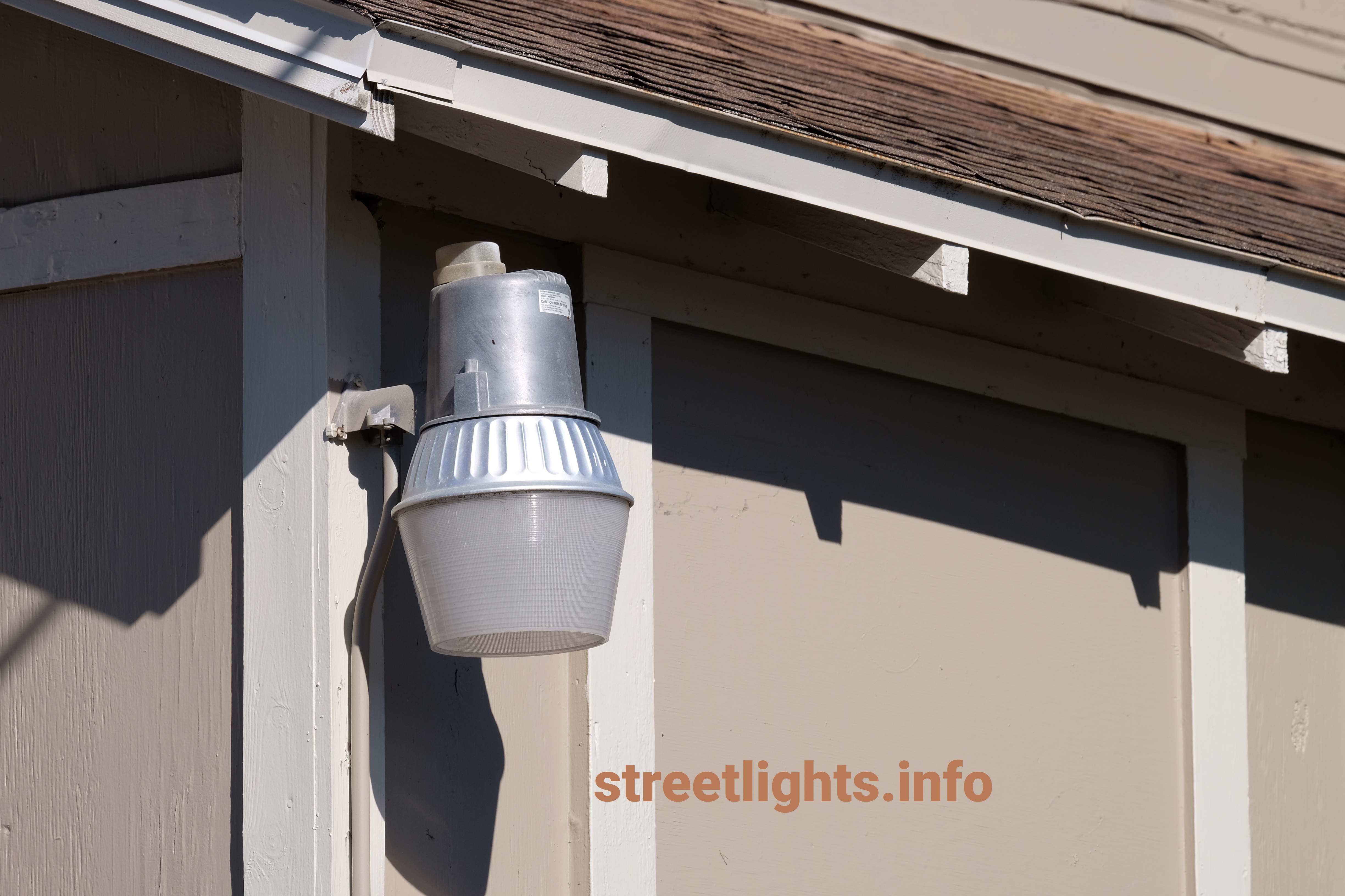 An example of a non-LED bucket light yard light.